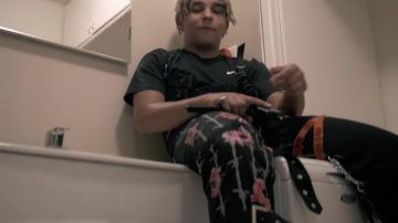 Le pantalon imprimé porté par Zola dans son clip Belles femmes