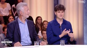 La chaqueta azul usada por Ezra Koenig de Vampire Weekend en Quotidien del 21 de mayo de 2019