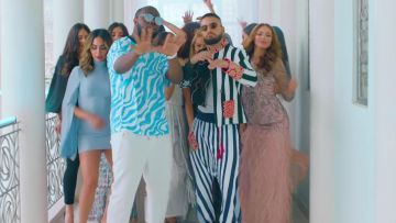 La veste et le pantalon portés par Maluma dans son clip Hola Señorita (Maria)avec Gims