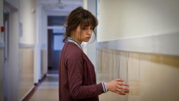 La chaqueta bomber que lleva Manon Vidal (Alba Gaïa Bellugi) en Manon