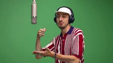 Le polo Lacoste porté par Ro­méo El­vis dans son clip 300 (Henri) A Colors Show version