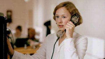 Blusa de seda blanca de Astrid (Alba August) en la película Astrid