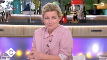 La camisa rosa pálido usada por Anne-Élisabeth Lemoine en Cà vous del 23 de mayo de 2019