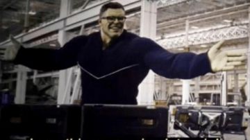 Bleu foncé à Manches Longues Blanc V porté par Bruce Banner / Hulk (Mark Ruffalo), comme vu dans Avengers: Endgame