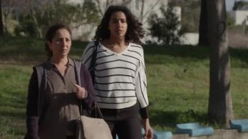 Le pull blanc à rayures porté par Anissa (Siham Falhoune) dans Un si grand soleil (S01E194)