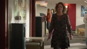 La robe portée par Rebecca (Julie Bernard) dans Un si grand soleil (S01E193)