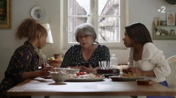 Le haut porté par Marilyn (Élisabeth Margoni) dans Un si grand soleil (S01E193)