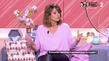 Le pull rose col en v porté par Faustine Bollaert dans Ça com­mence au­jourd'­hui du 24 mai 2019