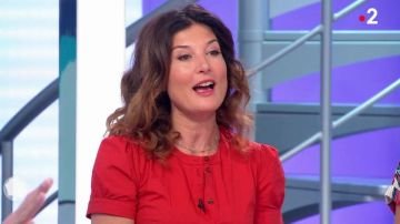 El vestido rojo usado por Aurélia Bloch en el programa C'est au del 20 de mayo de 2019