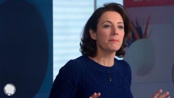 El suéter azul usado por Laurence Dorlhac en el programa C'est au del 21 de mayo de 2019