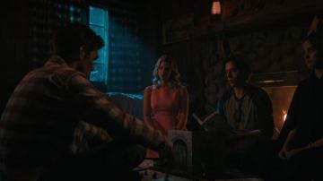 Vestido rosa de Betty Cooper (Lili Reinhart) en Riverdale (S03E08)