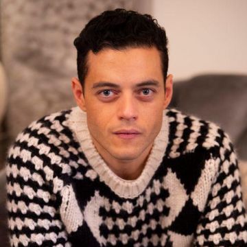 Noir et blanc chandail porté par Rami Malek comme on le voit dans un photoshoot