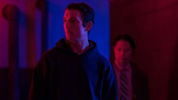 Le sweat porté par Martin Jones (Miles Teller) dans Too Old to Die Young Saison 1