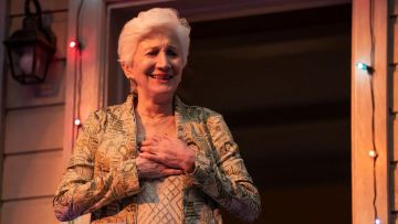 La chaqueta estampada de Anna Madrigal (Olympia Dukakis) en The Chronicles of San Francisco (Temporada 1)