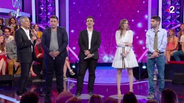 La robe blanche à manches longues de Coralie dans N'oubliez pas les paroles ! du 25 mai 2019