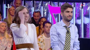 La ceinture marron pendante de Coralie dans N'oubliez pas les paroles ! du 25 mai 2019