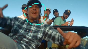 La camisa a cuadros de Nekfeu en su video musical Ma dope feat. SPri Negro