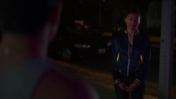 Le bomber bleu et or de Monse Finnie (Sierra Capri) dans On My Block S02E10