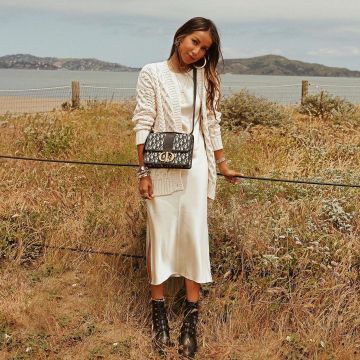 El vestido blanco que lució Julie Sariñana en la cuenta de Instagram @Sincerelyjules