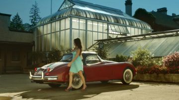 Robe bleue portée par Brune (Shiva Negar) dans Hemlock Grove (S01E01)