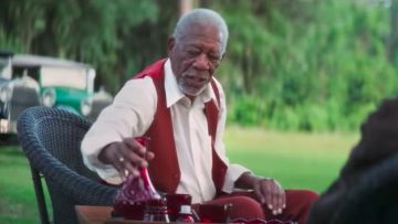 La veste de barman rouge de Doc (Morgan Freeman) dans The Poison Rose