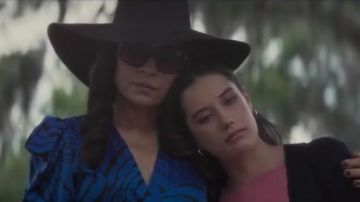 El gran sombrero marrón oscuro de Jayne Hunt (Famke Janssen) en The Poison Rose