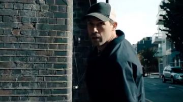 La casquette bicolore de Cain Burgess (Scott Adkins) dans Avengement