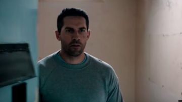 Le sweatshirt gris à manches longues de Cain Burgess (Scott Adkins) dans Avengement