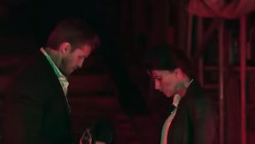 El blazer negro que lleva Lexi Vaziri (Sofia Pernas) en Blood & Treasure (Temporada 1)