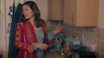 La camisa abierta roja con patrones étnicos usada por Edith Lyons (Jessica Hynes) en Years and Years (Temporada 1)