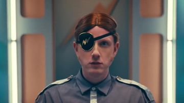 Le cache-oeil noir avec un éclair doré porté par Alex Trimble dans le clip Satellite des Two Door Cinema Club