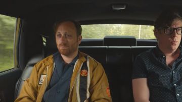 Le blouson jaune vintage écusson Cadillac porté par Dan Auerbach dans le clip Go de The Black Keys