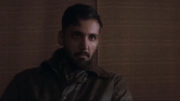 The parka khaki worn by Nasrat (Arsher Ali) in the trailer of the movie The Flood