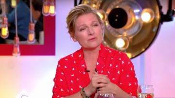 La camisa roja con pequeños patrones de triángulo blanco usada por Anne-Élisabeth Lemoine en Cà vous el 28.05.19