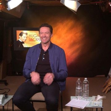 La chaqueta bomber azul usada por Hugh Jackman para su gira Hugh Jackman The Show