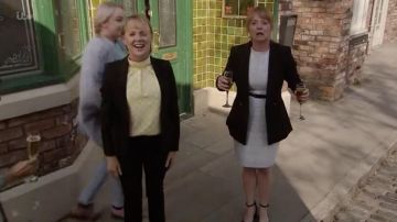 Yellow Dot Top usado por Sally Webster (Sally Dynevor) en Coronation Street 27 de mayo de 2019