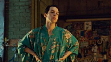 Kimono Floral Robe worn by Felix Dawkins (Jordan Gavaris) as seen in Orphan Black S01E01