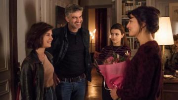 El suéter burdeos con patrones negros usado por Marjorie (Anne Charrier) en Marjorie Episodio 5 del 19 de junio de 2019 en France 2