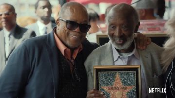 Chèque à motifs veste portée par Clarence Avant comme on le voit dans Le Noir Parrain