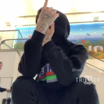 Black hoodie worn by Lil Mosey as seen in In­sta­gram Ac­count of @Lil­mo­sey