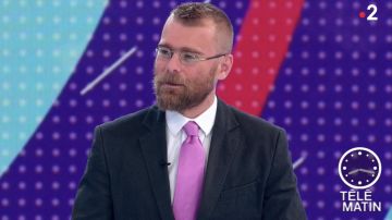 Les petites lunettes de vue ovales portées par Frédéric Vion dans Télématin du 4 juin 2019