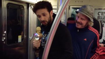 Le bob gris chiné porté par Philippe Katerine dans le clip Carrément Rien À Branler de Jerem pour le film Yves