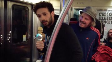 La veste zippée bleu Adidas à 3 bandes rouges portée par Philippe Katerine dans le clip Carrément Rien À Branler de Jerem pour le film Yves