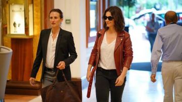 Red leather jacket with belt, worn by Juliette Binoche in Ten percent S02E06