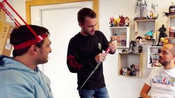 Le pull style Japon porté par Squeezie dans sa vidéo YouTube ON ESSAYE DES OBJETS ÉTRANGES #2
