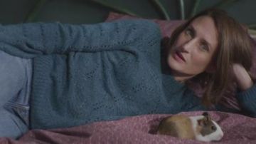 Le pull bleu porté par Mouche (Camille Cottin) dans Mouche (S01E03)