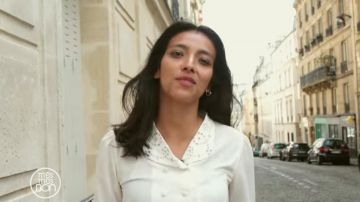 La blouse blanche à col en broderie anglaise portée par Mina Soundiram dans Très très bon Street Food le dimanche 2 juin 2019