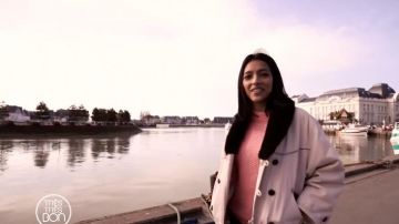 La veste courte blanche col fourrure noire portée par Mina Soundiram dans Très très bon le 14 avril 2019