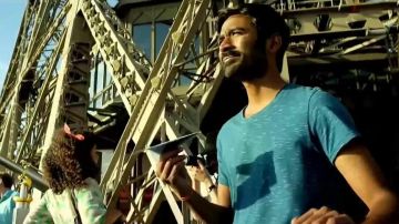 La camiseta azul usada por Ajatashatru Lavash Patel (Dhanush) en El extraordinario viaje del faquir