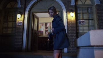 El abrigo azul que lleva Hanna Marin (Ashley Benson) en Pretty little liars S01E14